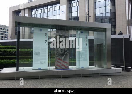 Ein Abschnitt der Berliner Mauer mit dem gemalten Porträt des ehemaligen US-Präsidenten John F. Kennedy („Kennedy-Stück“) in der Nähe des Hauptsitzes der Europäischen Kommission im Europäischen Viertel der belgischen Hauptstadt Brüssel, 24.06.2017. - KEIN KABELSERVICE - Foto: Sascha Steinach/dpa-Zentralbild/dpa | Nutzung weltweit Stockfoto