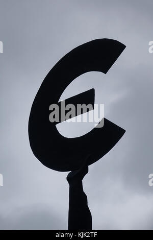 Bronzestatue der Göttin Europa, die ein Euro-Symbol unter bewölktem Himmel vor dem Gebäude des Europäischen Parlaments im Europäischen Viertel der belgischen Hauptstadt Brüssel hält, 24.06.2017. - KEIN KABELSERVICE - Foto: Sascha Steinach/dpa-Zentralbild/dpa | Nutzung weltweit Stockfoto