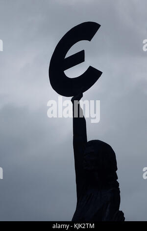 Bronzestatue der Göttin Europa, die ein Euro-Symbol unter bewölktem Himmel vor dem Gebäude des Europäischen Parlaments im Europäischen Viertel der belgischen Hauptstadt Brüssel hält, 24.06.2017. - KEIN KABELSERVICE - Foto: Sascha Steinach/dpa-Zentralbild/dpa | Nutzung weltweit Stockfoto