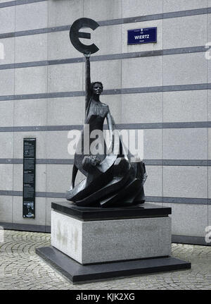 Bronzestatue der Göttin Europa mit einem Euro-Symbol vor dem Gebäude des Europäischen Parlaments im Europäischen Viertel der belgischen Hauptstadt Brüssel, 24.06.2017. - KEIN KABELSERVICE - Foto: Sascha Steinach/dpa-Zentralbild/dpa | Nutzung weltweit Stockfoto