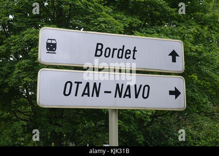 Ein Schild in Englisch und Niederländisch (unten), das auf das neue NATO-Hauptquartier in der belgischen Hauptstadt Brüssel und auf den Bahnhof Bordet in der Region Brüssel, 25.06.2017, hinweist. - KEIN KABELSERVICE - Foto: Sascha Steinach/dpa-Zentralbild/dpa | Nutzung weltweit Stockfoto