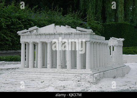 Eine Miniatur der Akropolis in Athen, auf dem Ausstellungsgelände von Mini-Europe in der belgischen Hauptstadt Brüssel, 26.06.2017. Die Akropolis ist seit 1986 UNESCO-Weltkulturerbe. Mini-Europe ist ein Park in Bruparck am Fuße des Atomiums in Brüssel. Im Park werden die beeindruckendsten Denkmäler der Europäischen Union im Maßstab 1:25 nachgebaut. Rund 350 Gebäude aus 80 Städten sind vertreten. Mit 300.000 Besuchern pro Jahr und einem Umsatz von drei Millionen Euro ist Mini-Europe eine der wichtigsten Touristenattraktionen Brüssels. - KEIN KABELSERVICE - Foto: Sascha Steinach/ Stockfoto