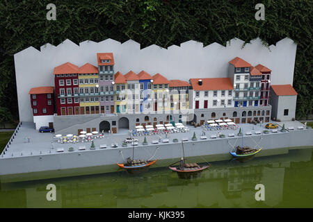 Eine Miniatur der Uferpromenade neben dem Fluss Douro in Porto, auf dem Messegelände der Mini-Europe in der belgischen Hauptstadt Brüssel, 26.06.2017. Der historische Fluss Cais de Ribeira in der Altstadt von Porto ist seit 1996 zum UNESCO-Weltkulturerbe ernannt, zusammen mit der gesamten Altstadt. Mini-Europe ist ein Park in Bruparck am Fuße des Atomiums in Brüssel. Im Park werden die beeindruckendsten Denkmäler der Europäischen Union im Maßstab 1:25 nachgebaut. Rund 350 Gebäude aus 80 Städten sind vertreten. Mit 300.000 Besuchern pro Jahr und Umsatz Stockfoto