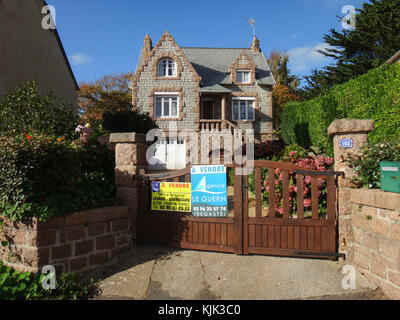 Ein Schild mit der Aufschrift „A vendre“ („zum Verkauf“) steht am 06.10.2017 am Tor eines Hauses in Tregastel (Frankreich). Foto: Jens Kalaene/dpa-Zentralbild/ZB | Nutzung weltweit Stockfoto