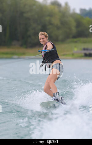 Frau Wasserski auf einem See Stockfoto