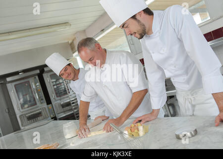 Team der Bäcker Kneten von Teig in einer Großküche Stockfoto