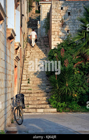 Vis ist eine Stadt auf der gleichnamigen Insel in der Adria im Süden Kroatiens. Stockfoto