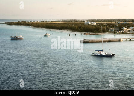 Katamaran und kleine Fischerboote liegen in Grand Cayman Stockfoto