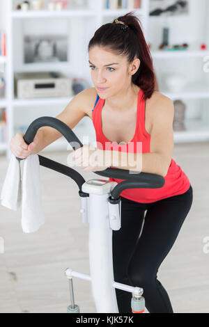 Junge Frau auf einem Stepper Maschine Stockfoto