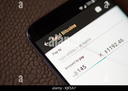 New york, USA – 24. November 2017: Bitcoins werden auf dem Smartphone gesendet. Austausch von Bitcoins zwischen Menschen Stockfoto
