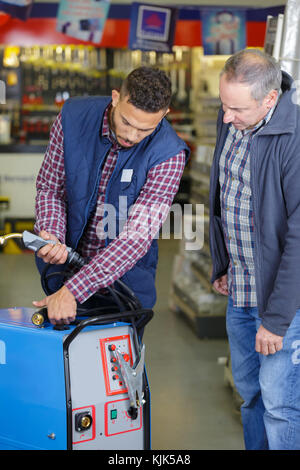 Fabrikarbeiter im Prozess der Arbeit an den Geräten Stockfoto