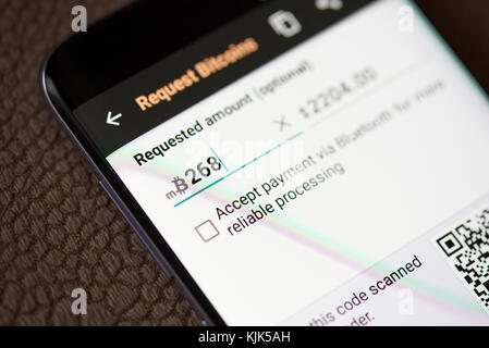 New york, USA - 24. November 2017: Bitcoins über Smartphone anfordern. Bitcoin wird in Smartphone-Anwendung gesendet Stockfoto