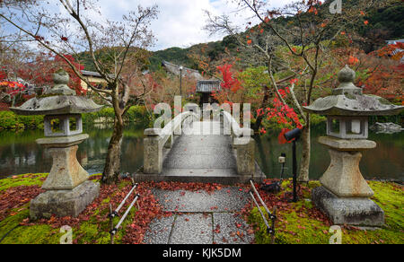 Kyoto, Japan - 28.November 2016. Herbst Garten mit steinernen Brücke an eikando Schrein in Kyoto, Japan. eikando ist ein Tempel des jodo Sekte der japanischen buddh Stockfoto