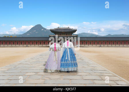 Asiatische koreanische Frau gekleidet hanbok in traditioneller Kleidung wandern in Gyeongbokgung Palast in Seoul, Südkorea. Stockfoto