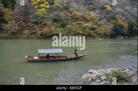 Kyoto, Japan - 28.November 2016. Landschaft von hozu Fluss in arashiyama, Kyoto, Japan. arashiyama ist eine National Historic Site ausgewiesen und Ort der s Stockfoto