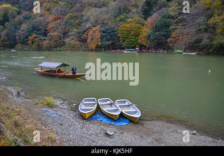Kyoto, Japan - 28.November 2016. Herbst Landschaft des hozu Fluss in arashiyama, Kyoto, Japan. arashiyama ist eine National Historic Site ausgewiesen und Ort Stockfoto