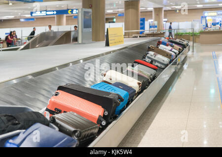 Koffer oder Gepäck mit Förderband am Flughafen. Stockfoto