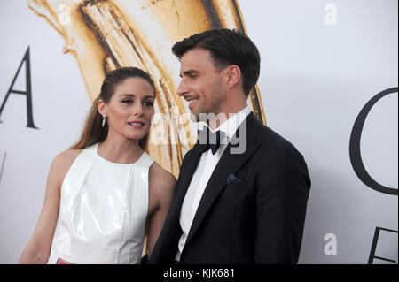 NEW YORK, NY - JUNI 06: Olivia Palermo, Johannes Huebl nimmt am 6. Juni 2016 im Hammerstein Ballroom an den CFDA Fashion Awards 2016 in New York City Teil. Personen: Olivia Palermo, Johannes Huebl Stockfoto