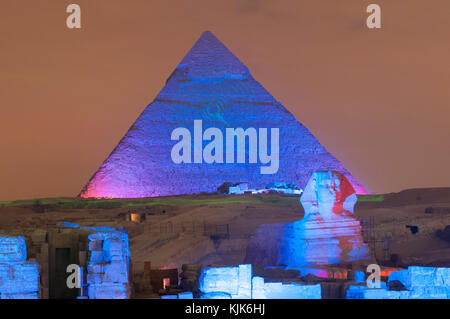 Pyramide von Gizeh und der Sphinx Leuchten für magischen Klang und Licht zu zeigen. Stockfoto