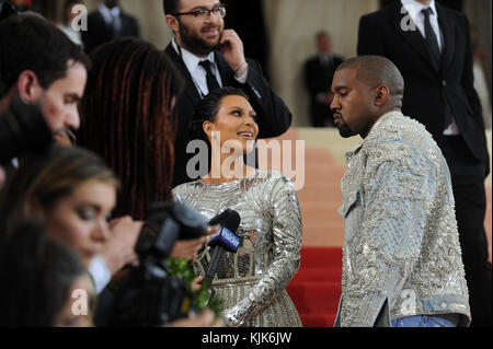 NEW YORK, NY - MAI 02: (Embargo bis 05/03/16) Kim Kardashian West, Kayne West kommt zur "Manus x Machina: Fashion in an Age of Technology"-Kostümisthegala im Metropolitan Museum of Art am 2. Mai 2016 in New York City Leute: Kim Kardashian West, Kayne West Stockfoto