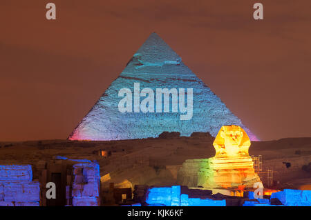 Pyramide von Gizeh und der Sphinx Leuchten für magischen Klang und Licht zu zeigen. Stockfoto