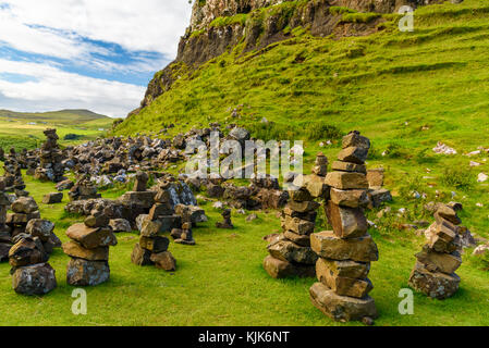 Kleine Steine an der Mystic Fairy Glen in der Isle of Skye, Schottland Stockfoto
