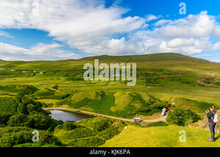 Isle of Skye, Schottland - August 12, 2017: ein Tourist ein Bild von der malerischen Landschaft von der Oberseite der Fairy Glen Sicht nehmen in Schottland Stockfoto