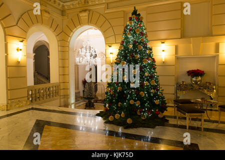 Budapest, Ungarn - 29 November 2014: Weihnachtsbaum im Boscolo Budapest Hotel, das früher das New York Palace, a luxury hotel auf der Grand boulev Stockfoto