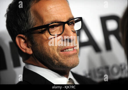 NEW YORK, NY - 10. FEBRUAR 2016: Kenneth Cole nimmt an der amfAR New York Gala am 10. Februar 2016 in New York Teil. Leute: Kenneth Cole Stockfoto