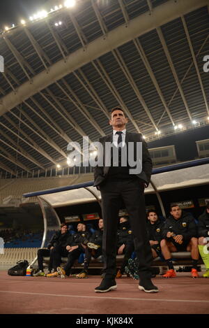 Athen, Griechenland. 23 Nov, 2017 Trainer der Aek manuel Jimenez vor dem Anpfiff des Spiels. Credit: Dimitrios karvountzis/Pacific Press/alamy leben Nachrichten Stockfoto