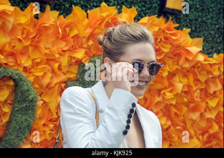 JERSEY CITY, NJ – 04. JUNI: Elizabeth Olsen nimmt am 4. Juni 2016 am 9. Jährlichen Veuve Clicquot Polo Classic im Liberty State Park in Jersey City, New Jersey Teil. Leute: Elizabeth Olsen Stockfoto