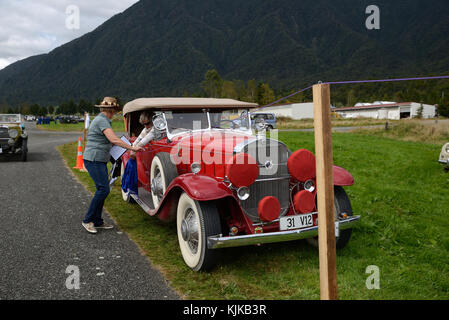 HAUPIRI, NEUSEELAND, 18. MÄRZ 2017: Kandidaten in einem Oldtimer Rallye hängen heraus waschen in einer zeitlich begrenzten Wettbewerb. Das Fahrzeug ist ein 1931 Cadillac V12. Stockfoto