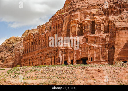 Gebäude geschnitzt in einem Berghang im Petra, Jordanien. Erinnert an die Römische Architektur gefunden alle über Petra und im Norden von Jordanien. Stockfoto