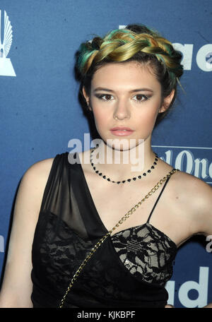 NEW YORK, NY - 14. MAI: Nicole Maines nimmt an den 27. Jährlichen GLAAD Media Awards Teil, die am 14. Mai 2016 im Waldorf Astoria in New York City stattfanden Stockfoto