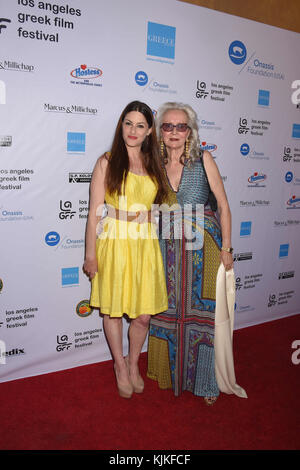 HOLLYWOOD, CA - JUNI 05: Chrissa Loukas, Tina Kolovos besucht die Premiere von 'Worlds Apart' beim La Greek Film Festival 2016 im Egyptian Theatre am 5. Juni 2016 in Hollywood, Kalifornien. Personen: Chrissa Loukas, Tina Kolovos Stockfoto