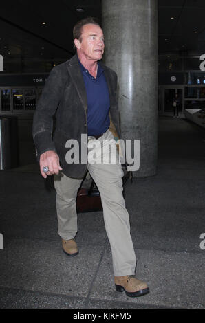 Los Angeles, Ca - Juni 02: Arnold Schwarzenegger kommt am internationalen Flughafen von Los Angeles am 2. Juni 2016 in Los Angeles, Kalifornien. Personen: Arnold Schwarzenegger Stockfoto