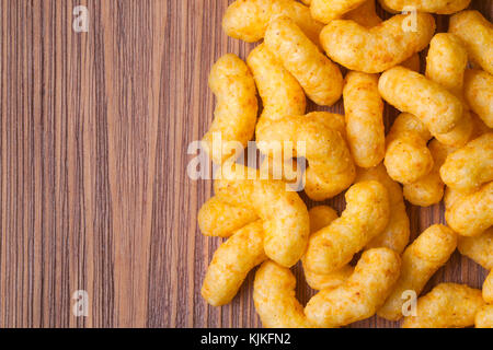 Kinder Snacks mit Käse und Erdnüsse auf hölzernen Hintergrund Stockfoto