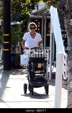 LOS ANGELES, CA – JUNE13: Elisabetta Canalis verlässt Ron Herman mit ihrem Baby in West Hollywood. Elisabetta Canalis (* 12. September 1978 in Los Angeles) ist eine italienische Schauspielerin und Showgirl, die am 13. Juni 2016 in Los Angeles lebt Stockfoto