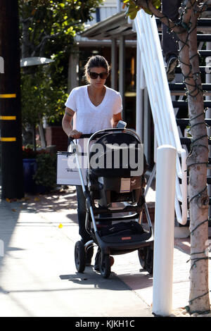 LOS ANGELES, CA – JUNE13: Elisabetta Canalis verlässt Ron Herman mit ihrem Baby in West Hollywood. Elisabetta Canalis (* 12. September 1978 in Los Angeles) ist eine italienische Schauspielerin und Showgirl, die am 13. Juni 2016 in Los Angeles lebt Stockfoto