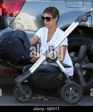 LOS ANGELES, CA – JUNE13: Elisabetta Canalis verlässt Ron Herman mit ihrem Baby in West Hollywood. Elisabetta Canalis (* 12. September 1978 in Los Angeles) ist eine italienische Schauspielerin und Showgirl, die am 13. Juni 2016 in Los Angeles lebt Stockfoto