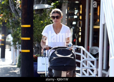 LOS ANGELES, CA – JUNE13: Elisabetta Canalis verlässt Ron Herman mit ihrem Baby in West Hollywood. Elisabetta Canalis (* 12. September 1978 in Los Angeles) ist eine italienische Schauspielerin und Showgirl, die am 13. Juni 2016 in Los Angeles lebt Stockfoto