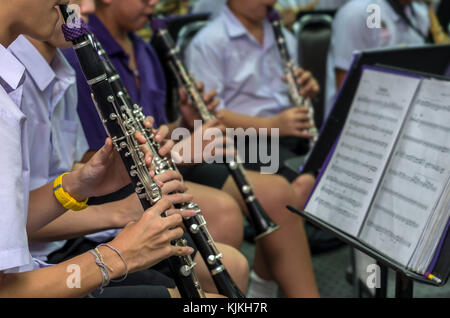 Nahaufnahme der Klarinettist Performance ist ein Teil der klassischen Musik Band, wenn die Probe, die musikalische Konzept Stockfoto