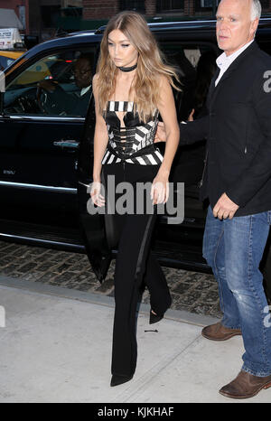 NEW YORK, NY - MAI 16: Gigi Hadid in Manhattan gesehen, als sie am 16. Mai 2016 in New York zu "Late Night with Jimmy Fallon" auffährt.Leute: Gigi Hadid Stockfoto