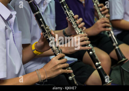 Nahaufnahme der Klarinettist Performance ist ein Teil der klassischen Musik Band, wenn die Probe, die musikalische Konzept Stockfoto