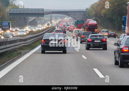 Dusky Straße Landschaft auf einer Autobahn in Deutschland im Herbst Stockfoto