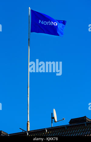 Vaxjo, Schweden - 13. November 2017: Dokumentation des Alltags und der Umwelt. Nordea-Flagge auf dem Dach, die im Wind schwingt. Stockfoto