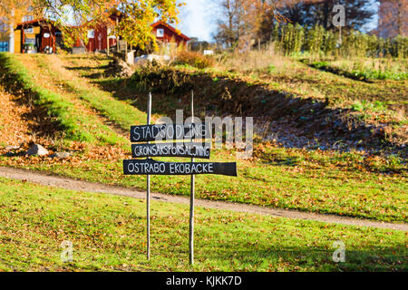 Vaxjo, Schweden - 13. November 2017: Dokumentation des Alltags und der Umwelt. Schild mit Text (Stadtgartenanlage, Gemüseverkauf, Ostrabo Ekobacke) Stockfoto