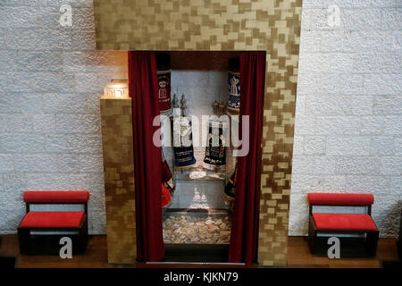 Synagoge der Liberalen Jüdischen Gemeinde in Genf. Die Heilige Lade (Aron Kodesh) enthält jede Synagoge Torah Schriftrollen. Die Schweiz. Stockfoto