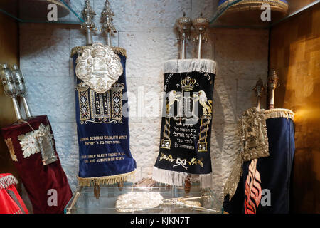 Synagoge der Liberalen Jüdischen Gemeinde in Genf. Die Heilige Lade (Aron Kodesh) enthält jede Synagoge Torah Schriftrollen. Die Schweiz. Stockfoto