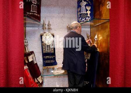 Synagoge der Liberalen Jüdischen Gemeinde in Genf. Die Heilige Lade (Aron Kodesh) enthält jede Synagoge Torah Schriftrollen. Die Schweiz. Stockfoto